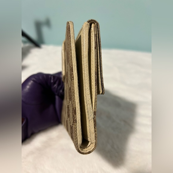 GUCCI Compact Wallet in beige canvas and cream leather. Authentic & pre-owned. - Picture 4 of 11